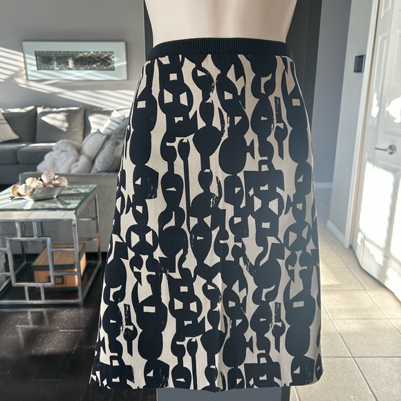 Dalia Collection - Black and Tan Skirt. Size 2. Geometric pattern. - Picture 3 of 5